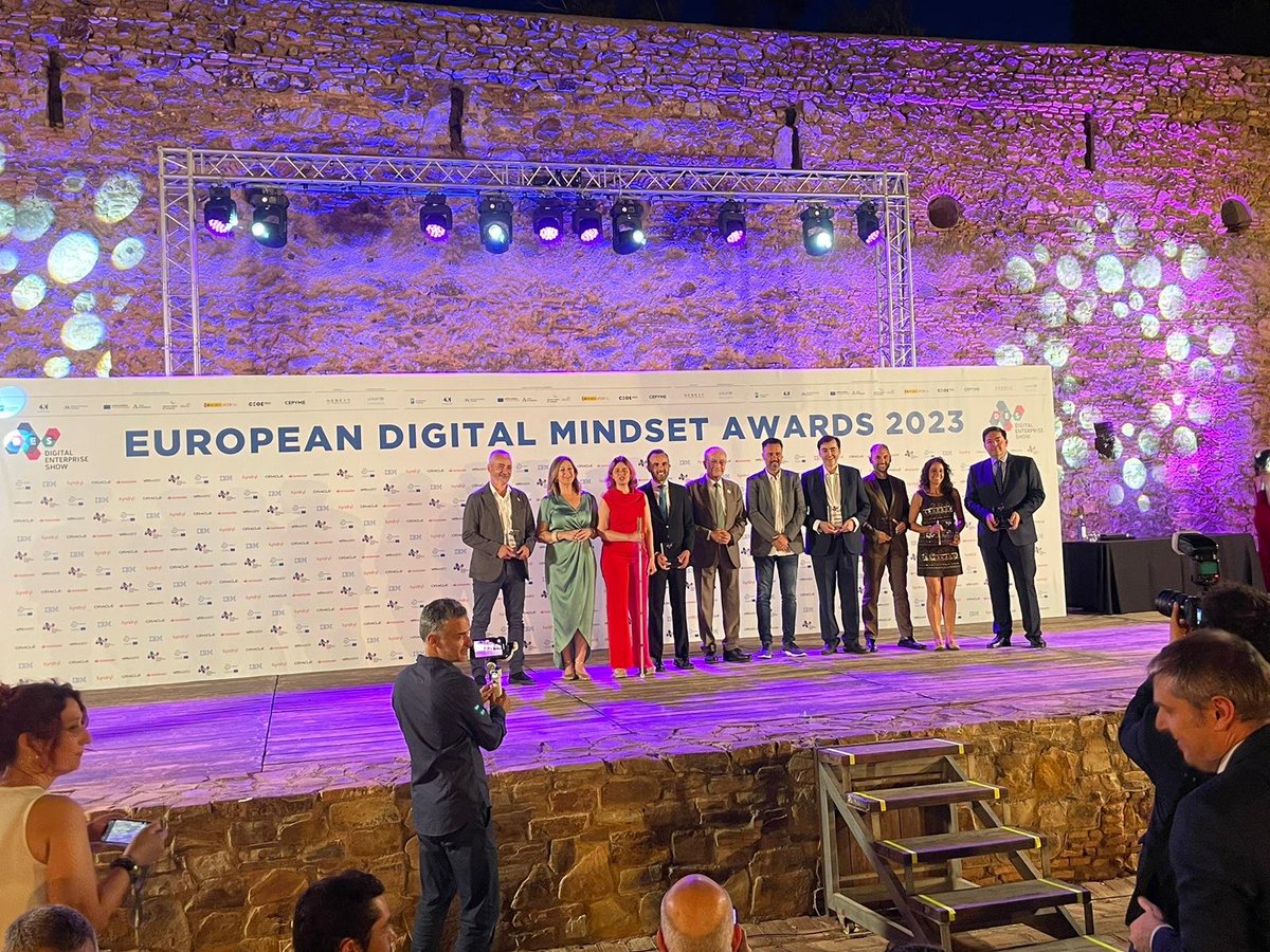 aemprende's tweet photo. 🎖️Nuestra directora @rosasiles, asistió a European Digital Mindset Awards #DES2023 que reconocen proyectos e iniciativas en #TransformacionDigital.

💫 ENHORABUENA @alecostajimenez @ExxitaBCircular y @vcarcedo @Fundacion_ONCE, 🏆 Premio Mejor Proyecto Digital a la Sostenibilidad. https://t.co/Im2qqsQU57