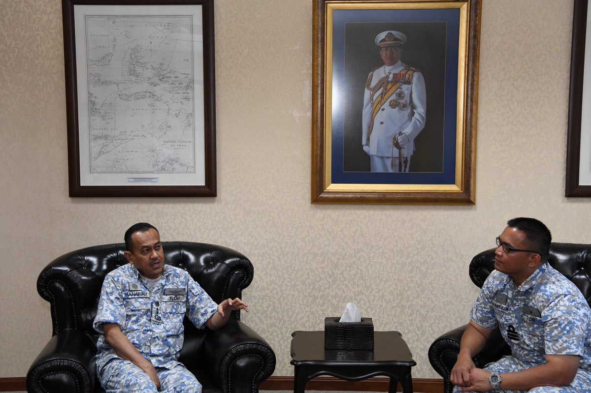 NatHydroCentre's tweet photo. Kunjungan hormat oleh Pegawai Memerintah KD RENCONG, Kdr Khairuddin bin Ahmad @ Hassan TLDM ke atas Ketua Pengarah Hidrografi, Laksamana Muda Dato' Hanafiah bin Hassan pada pagi ini.
#NavyUpdates
#NavyPeople https://t.co/OeNpuklbxq