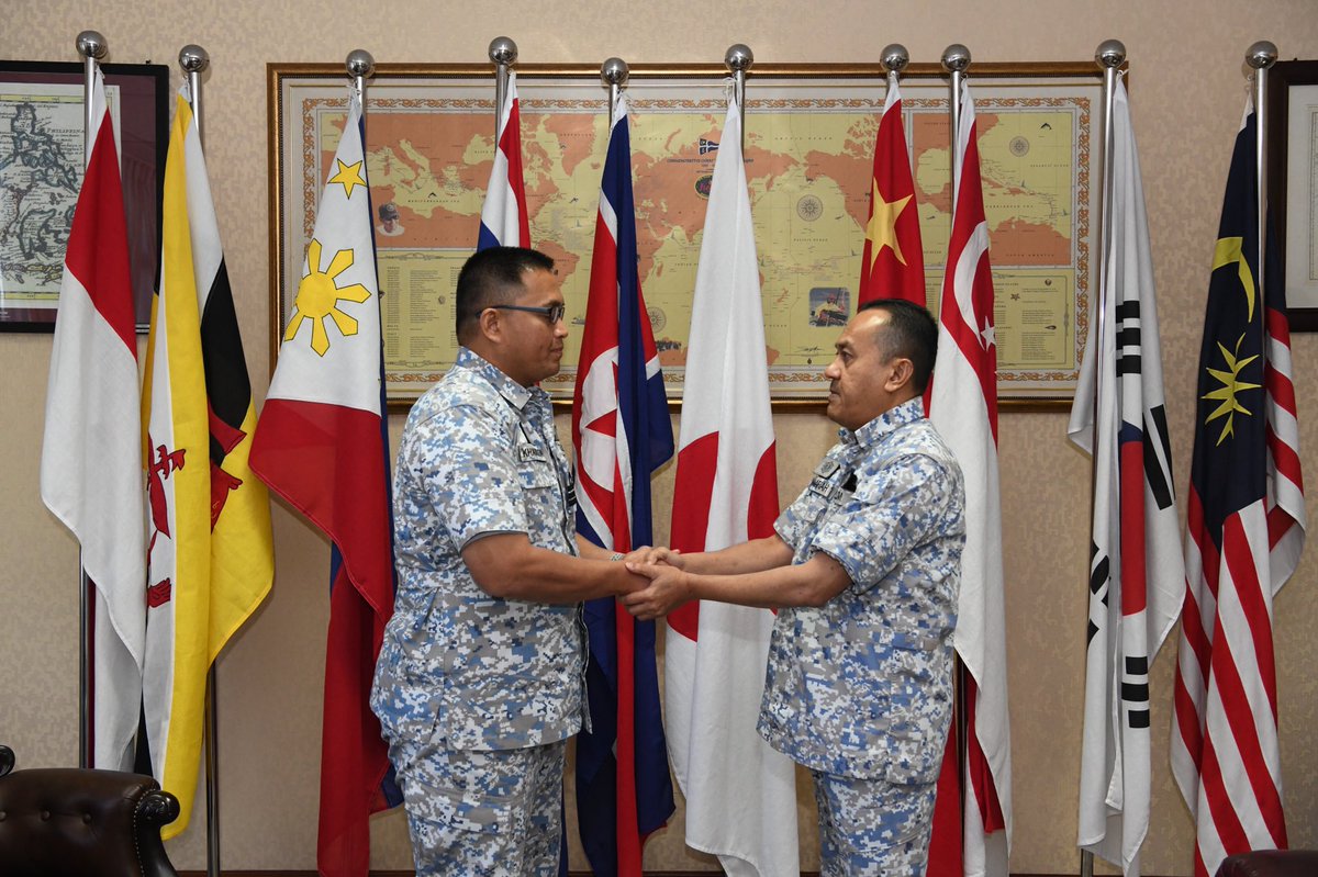 NatHydroCentre's tweet photo. Kunjungan hormat oleh Pegawai Memerintah KD RENCONG, Kdr Khairuddin bin Ahmad @ Hassan TLDM ke atas Ketua Pengarah Hidrografi, Laksamana Muda Dato' Hanafiah bin Hassan pada pagi ini.
#NavyUpdates
#NavyPeople https://t.co/OeNpuklbxq