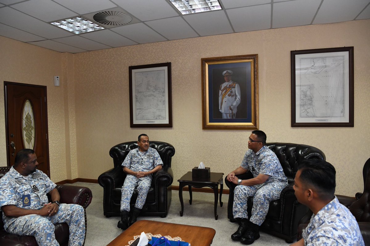 NatHydroCentre's tweet photo. Kunjungan hormat oleh Pegawai Memerintah KD RENCONG, Kdr Khairuddin bin Ahmad @ Hassan TLDM ke atas Ketua Pengarah Hidrografi, Laksamana Muda Dato' Hanafiah bin Hassan pada pagi ini.
#NavyUpdates
#NavyPeople https://t.co/OeNpuklbxq