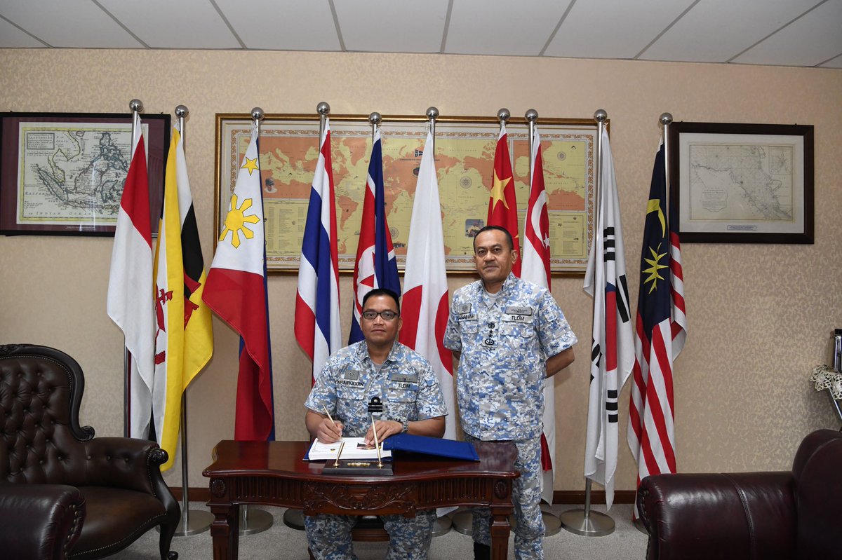 NatHydroCentre's tweet photo. Kunjungan hormat oleh Pegawai Memerintah KD RENCONG, Kdr Khairuddin bin Ahmad @ Hassan TLDM ke atas Ketua Pengarah Hidrografi, Laksamana Muda Dato' Hanafiah bin Hassan pada pagi ini.
#NavyUpdates
#NavyPeople https://t.co/OeNpuklbxq