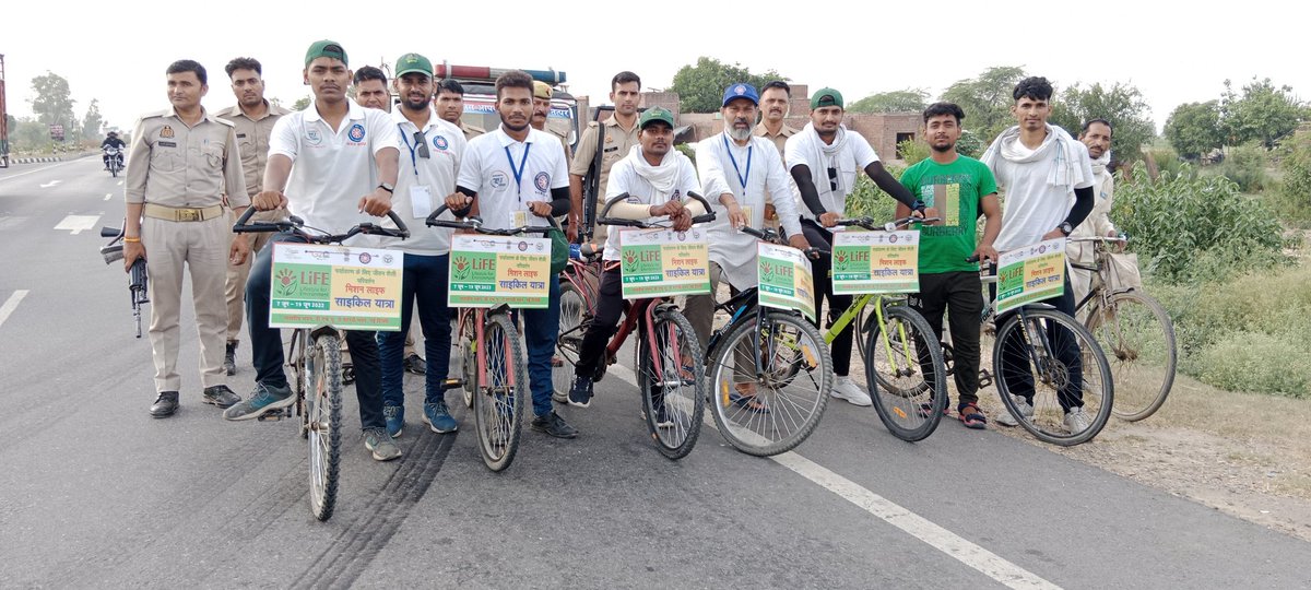 NssBhu's tweet photo. काशी हिंदू विश्वविद्यालय मालवीय भवन से शास्त्री भवन नई दिल्ली तक आयोजित "मिशन लाइफ साइकिल यात्रा" के एटा आगमन पर 
आज एटा के जिला अधिकारी श्री अंकित कुमार अग्रवाल द्वारा साइकिल यात्रियों का स्वागत  किया गया। @dmetah @Varanasi_DM @_NSSIndia @YASMinistry @NSSRDLucknow @bhupro https://t.co/L48UyQJUlD