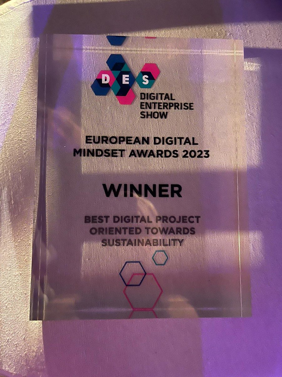 aemprende's tweet photo. 🎖️Nuestra directora @rosasiles, asistió a European Digital Mindset Awards #DES2023 que reconocen proyectos e iniciativas en #TransformacionDigital.

💫 ENHORABUENA @alecostajimenez @ExxitaBCircular y @vcarcedo @Fundacion_ONCE, 🏆 Premio Mejor Proyecto Digital a la Sostenibilidad. https://t.co/Im2qqsQU57