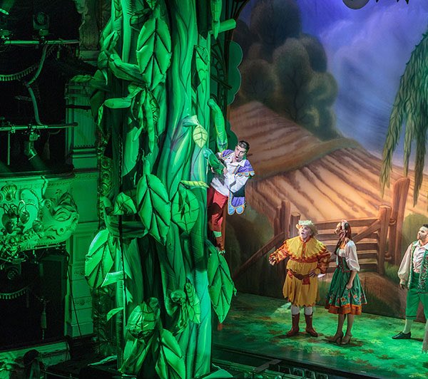 theillusionists's tweet image. 🌱“Mother, look, the beanstalk!”🌱

Bursting through the stage, this monster of a plant is over 14 metres tall with a diameter of over 2 metres. 
Available for hire for film, tv, theatre and events!
special-effects-hire.com
#twinsfx #beanstalk #theatre #pantomime #specialeffects