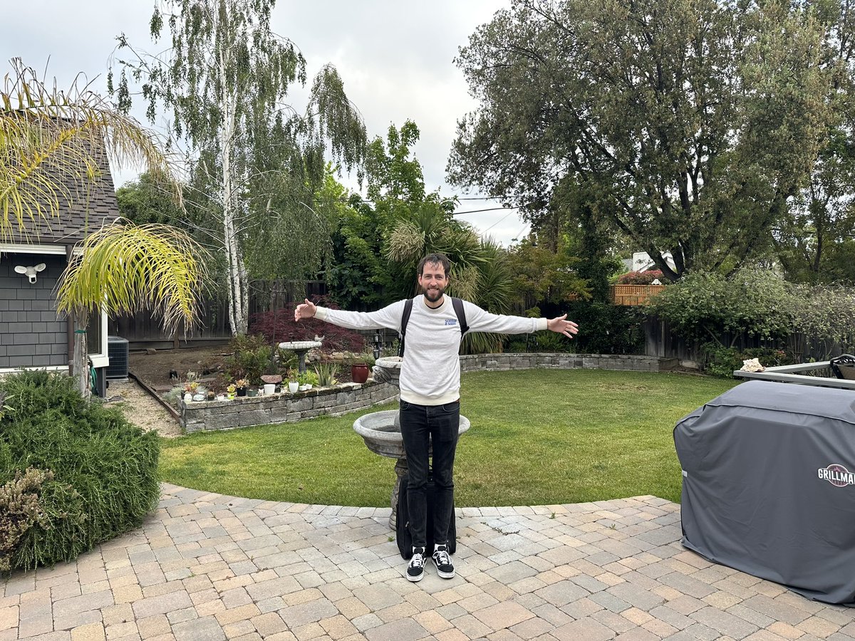 When you’re in a house full of indie devs and you forget to take a group photo 😅✨