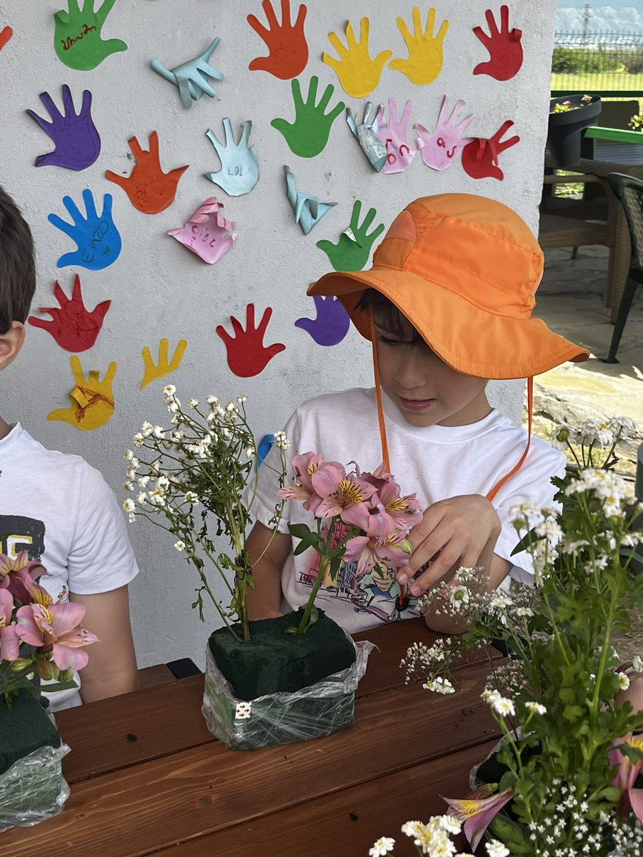This week we went to Ma Gemme Greenhouse. We had lots of fun picking strawberries, making bracelets and arranging some beautiful flowers 🌸 🍓