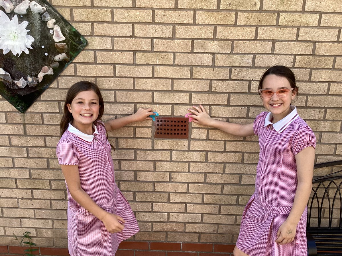 wooltonprimary's tweet photo. 4B have been finding out about angles in mathematics and have been using an angle eater to see if objects are right angles or not #WPSMaths 👍 https://t.co/R2akgRjQ4y