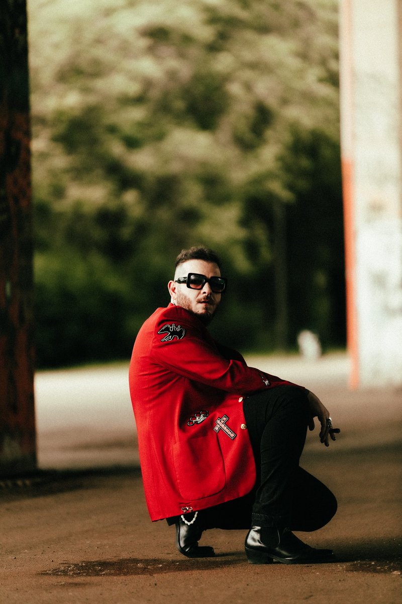 Hi family! L’EP “SERYO” fuori a mezzanotte su tutte le piattaforme digitali! Ho sempre immaginato questo disco come una piccola fiamma che sono sicuro voi saprete proteggere dal vento. Inizia ufficialmente questa nuova avventura insieme, godiamoci questo viaggio. 🪶🖤