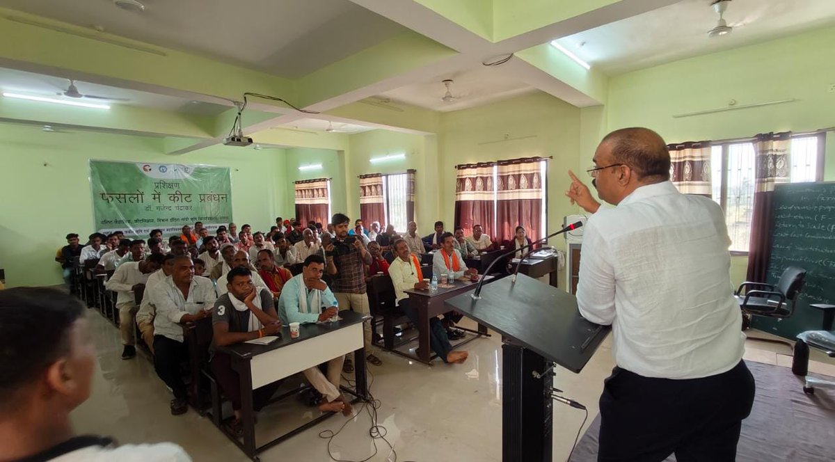 #Training of #KavirKisan  by Dr. Gajendra Chandrakar, Sr. Scientist - IGKV Raipur on #PestManagement in #Crops at Sant Kabir College of Agriculture and Research Station, Kawardha on 14th June2023.
@igkv_kisan @Commonland @KabirdhamDist @Manisha_M14 @deepak02085791 @surendra97123