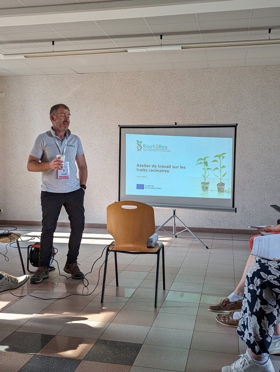 C_A_White's tweet photo. Jean-Pierre introducing the #Root2Res project and starting the stakeholder workshop in France @Root2Res @Arvalisofficiel #lesculturales https://t.co/Qh6Ggf1dBP