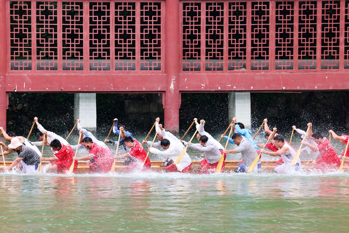 PuebloEnLnea's tweet image. Turistas y residentes observan equipos de #botes dragón remar por el río Jinjiang en Tongren, provincia de #Guizhou, el lunes, en preparación para el #FestivaldelBoteDragón el jueves 22 de junio. #ChinaCultura