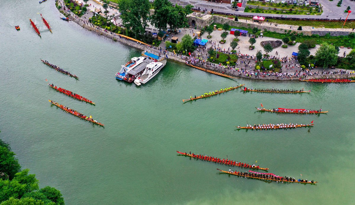 PuebloEnLnea's tweet image. Turistas y residentes observan equipos de #botes dragón remar por el río Jinjiang en Tongren, provincia de #Guizhou, el lunes, en preparación para el #FestivaldelBoteDragón el jueves 22 de junio. #ChinaCultura