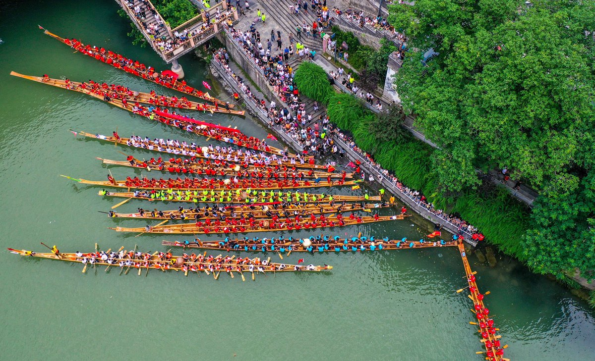 PuebloEnLnea's tweet image. Turistas y residentes observan equipos de #botes dragón remar por el río Jinjiang en Tongren, provincia de #Guizhou, el lunes, en preparación para el #FestivaldelBoteDragón el jueves 22 de junio. #ChinaCultura