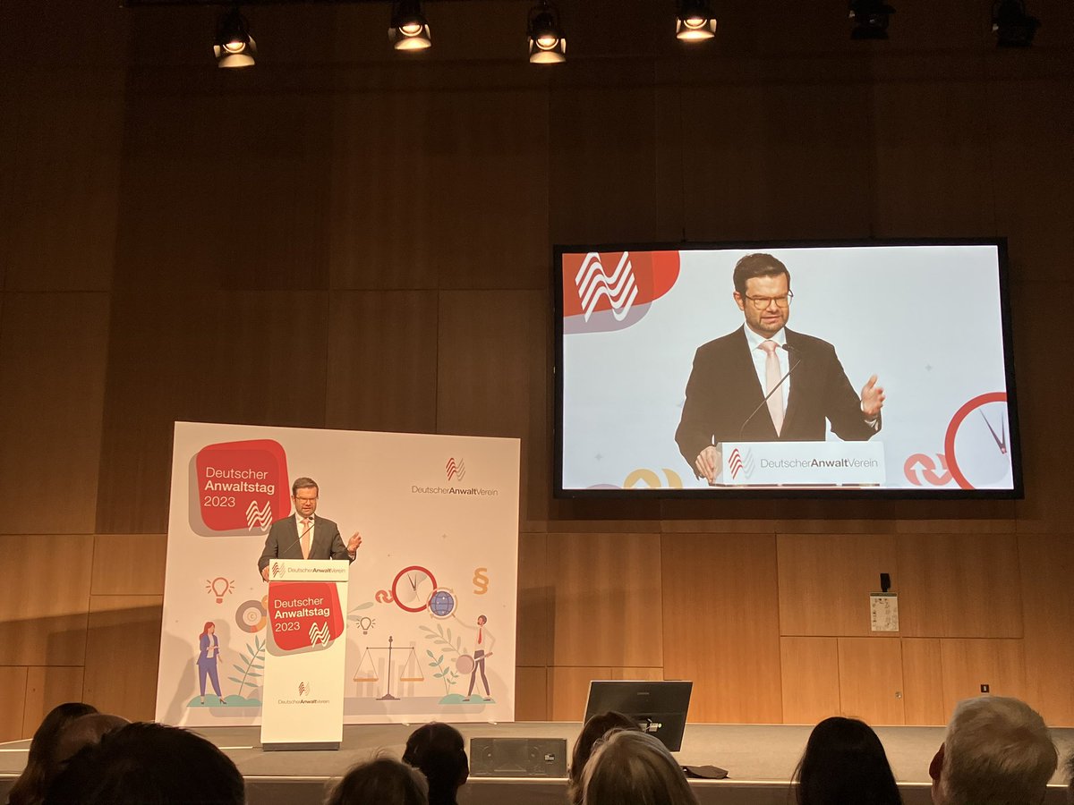 lto_de's tweet photo. Anwalt und Bundesjustizminister @MarcoBuschmann beim #Anwaltstag23 des @Anwaltverein: "Ohne eine unabhängige Anwaltschaft kann es keinen nachhaltigen Rechtsstaat geben.(…)Wir müssen für das Berufsgeheimnis kämpfen, die Anwaltschaft ist kein Teil der Organisierten Kriminalität.“ https://t.co/ApgjEVcCDr