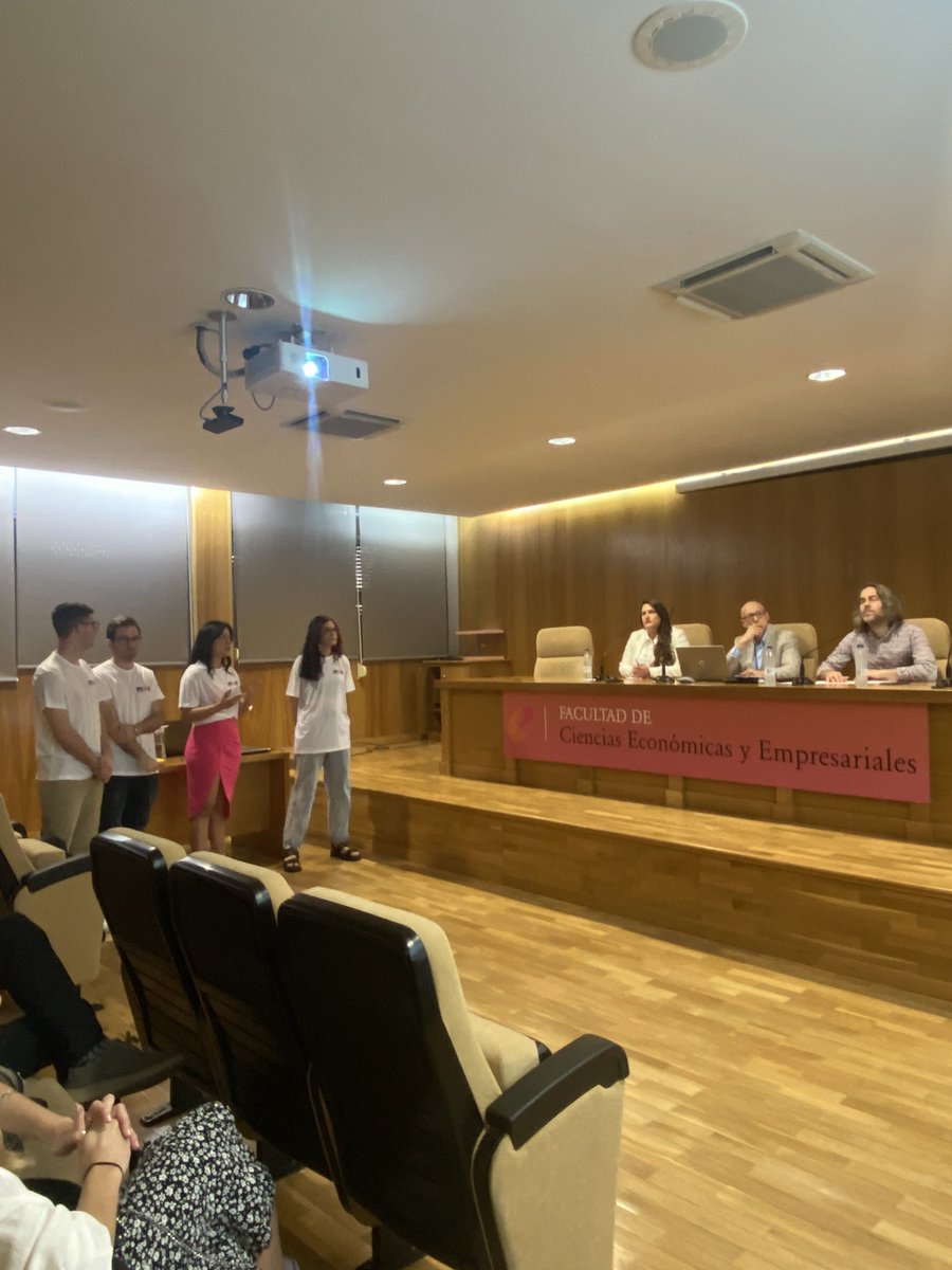 MasterMOSM's tweet image. Hoy decimos adiós a esta 9a edición con el TFM. Arrancamos la Agencia Más con el proyecto de Bodegas Vertijana. ¡Qué nervios tenemos!🍷 #BetterCallMOSM #TFM