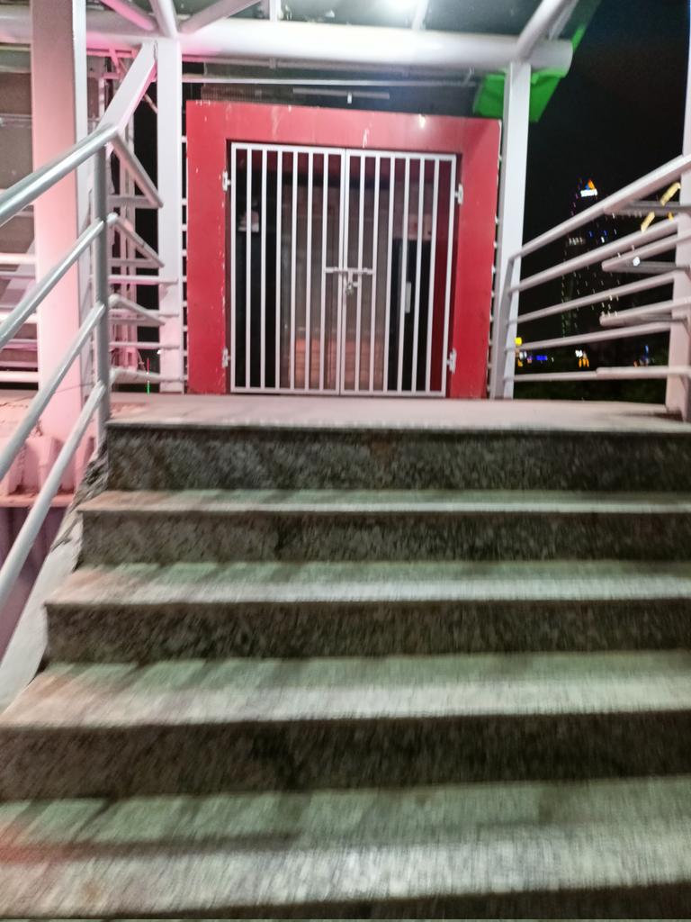 VS_NCR's tweet photo. @CeoNoida @noida_authority सेक्टर-142 मेट्रो स्टेशन एक्सप्रेसवे पर बने इस FOB से विज्ञापन से कमाई हो रहीं हैं व खूबसूरत लाइट्स से जगमग रोशन हो रहा हैं, परंतु इसे इस्तेमाल करने वाले लोगों के लिए इस की लिफ्ट तो चालू कर दें कम से कम सुबह से रात मेट्रो के चलने के समय तक।
@Sector168Noida
https://t.co/L7YYhdnCZQ https://t.co/7yk1yw4Q17