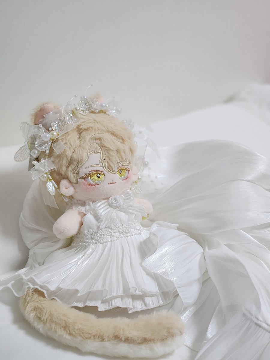 머리장식도 씌우라고 눈으로 욕하길래 씌워드렸습니다. 네네...니가 다 입으세요 안뺐어용