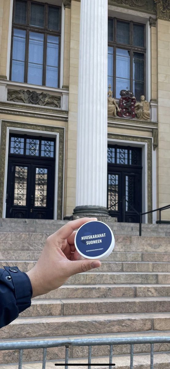 Kokoomusnuoret jakaa 500 nuuskapurkkia - tavoitteena laillistaa nuuskan myynti Suomessa🤩