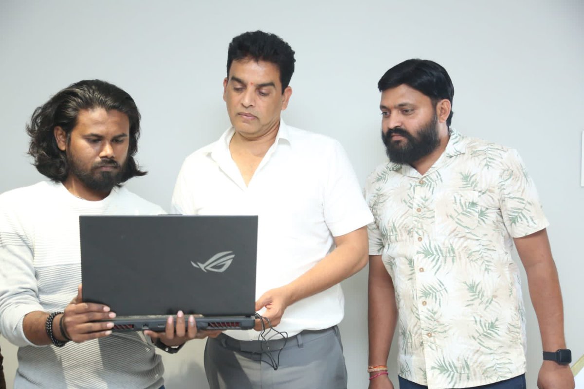 BoxOfficeTalkes's tweet photo. Ace Producer #DilRaju Garu  launched the gripping and action-packed trailer of #Karna

https://t.co/BbBWOaprdX

#kaladhar #ajasjaan #ajaysannapu #anil #Asmasyed #prashanthbj  #karnamovie
@MadhuraAudio
#KarnaTrailer
@PROSaiSatish
#KarnaReleasingOnJune23 https://t.co/Q2YOe43smh