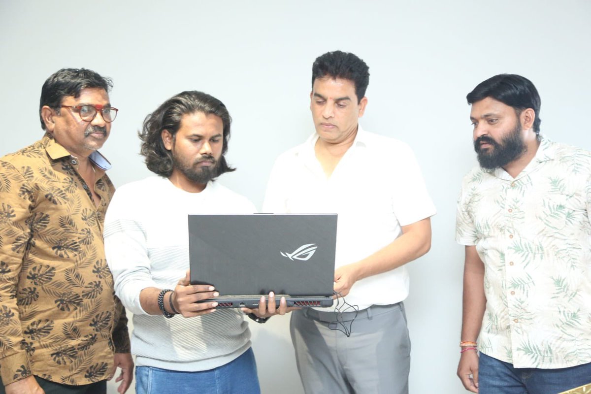 baraju_SuperHit's tweet photo. Ace Producer #DilRaju Garu launched the gripping and action-packed trailer of #Karna
https://t.co/IrrbLZkXjc
#kaladhar #ajasjaan #ajaysannapu #anil #Asmasyed #prashanthbj #karnamovie
@MadhuraAudio
#KarnaTrailer
@PROSaiSatish
#KarnaReleasingOnJune23 https://t.co/Z1tWsv9bLI