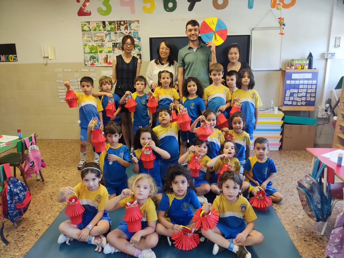 BAI_FDN's tweet photo. 5 años D  trabajando nuestra U.D “China”, por este motivo ha venido el  instituto Confucio de la universidad de Valencia a visitarnos. @ConfucioUV 
Hemos aprendido curiosidades sobre China y además hemos hecho actividades.
Ya estamos preparados para celebrar el año nuevo Chino. https://t.co/puzGavGob0