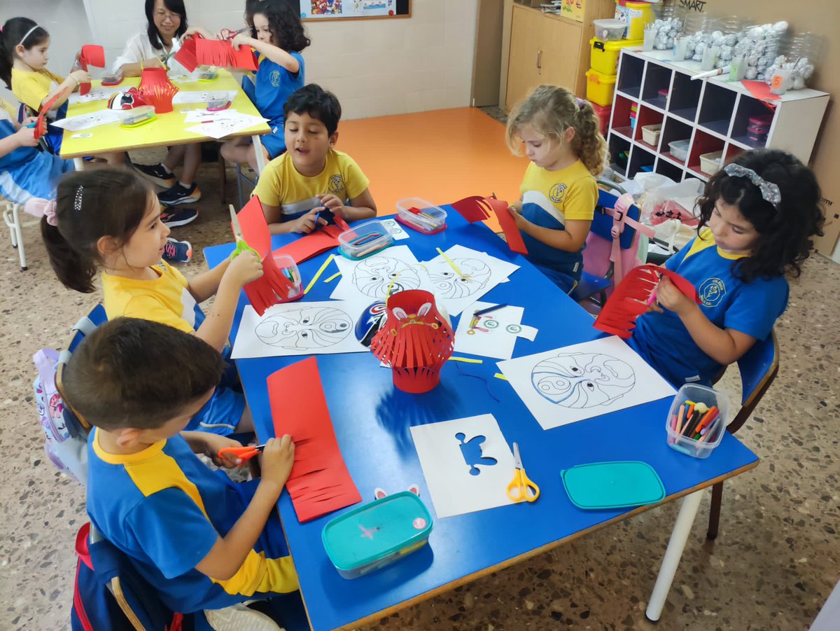 BAI_FDN's tweet photo. 5 años D  trabajando nuestra U.D “China”, por este motivo ha venido el  instituto Confucio de la universidad de Valencia a visitarnos. @ConfucioUV 
Hemos aprendido curiosidades sobre China y además hemos hecho actividades.
Ya estamos preparados para celebrar el año nuevo Chino. https://t.co/puzGavGob0