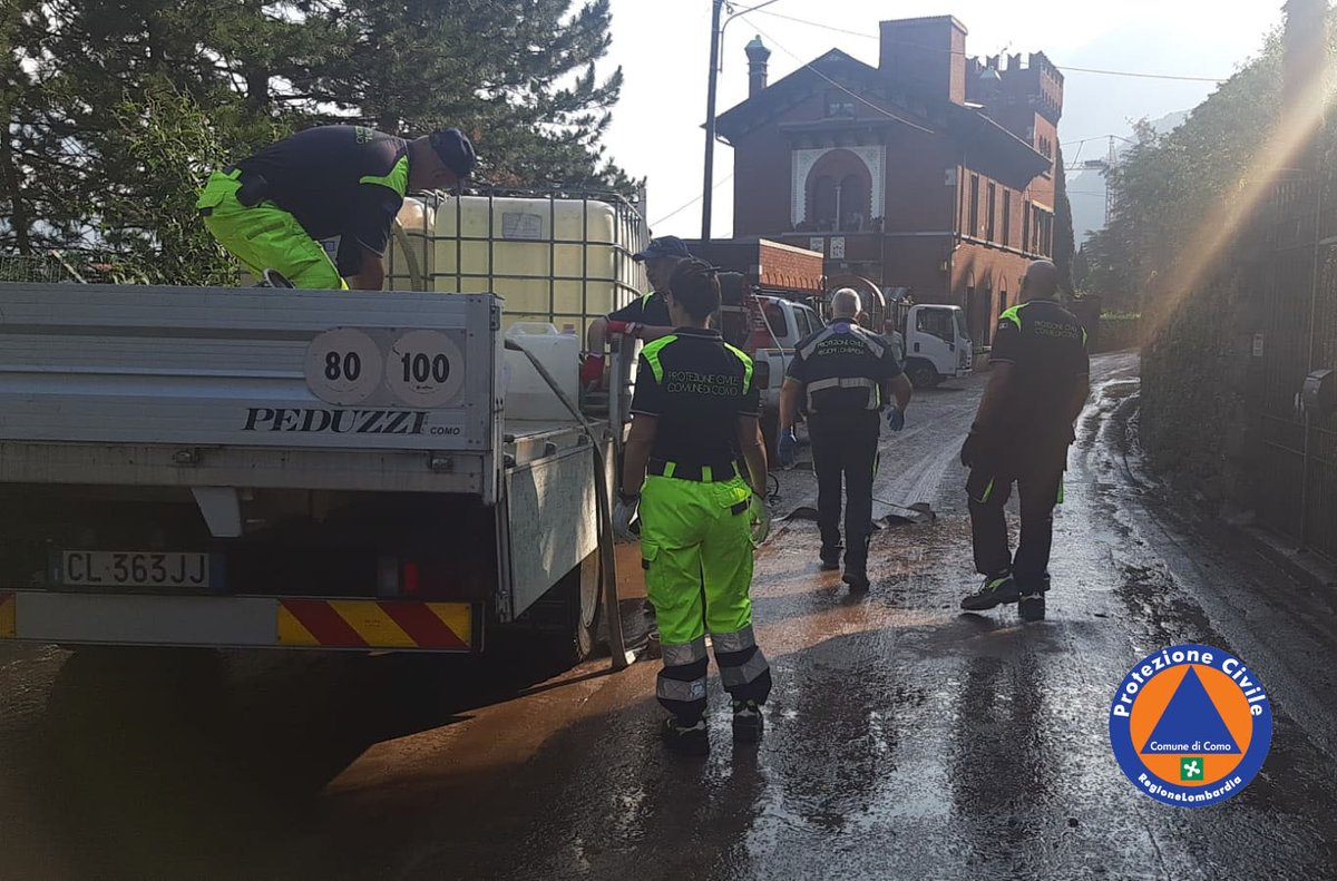 Causa smottamento in via Torno, all'altezza delle prime gallerie, la SP Lariana è momentaneamente chiusa. Sono in corso le operazioni di ripristino e pulizia.
Per aggiornamenti seguite i canali ufficiali.
#Como #Maltempo #PoliziaLocaleComo