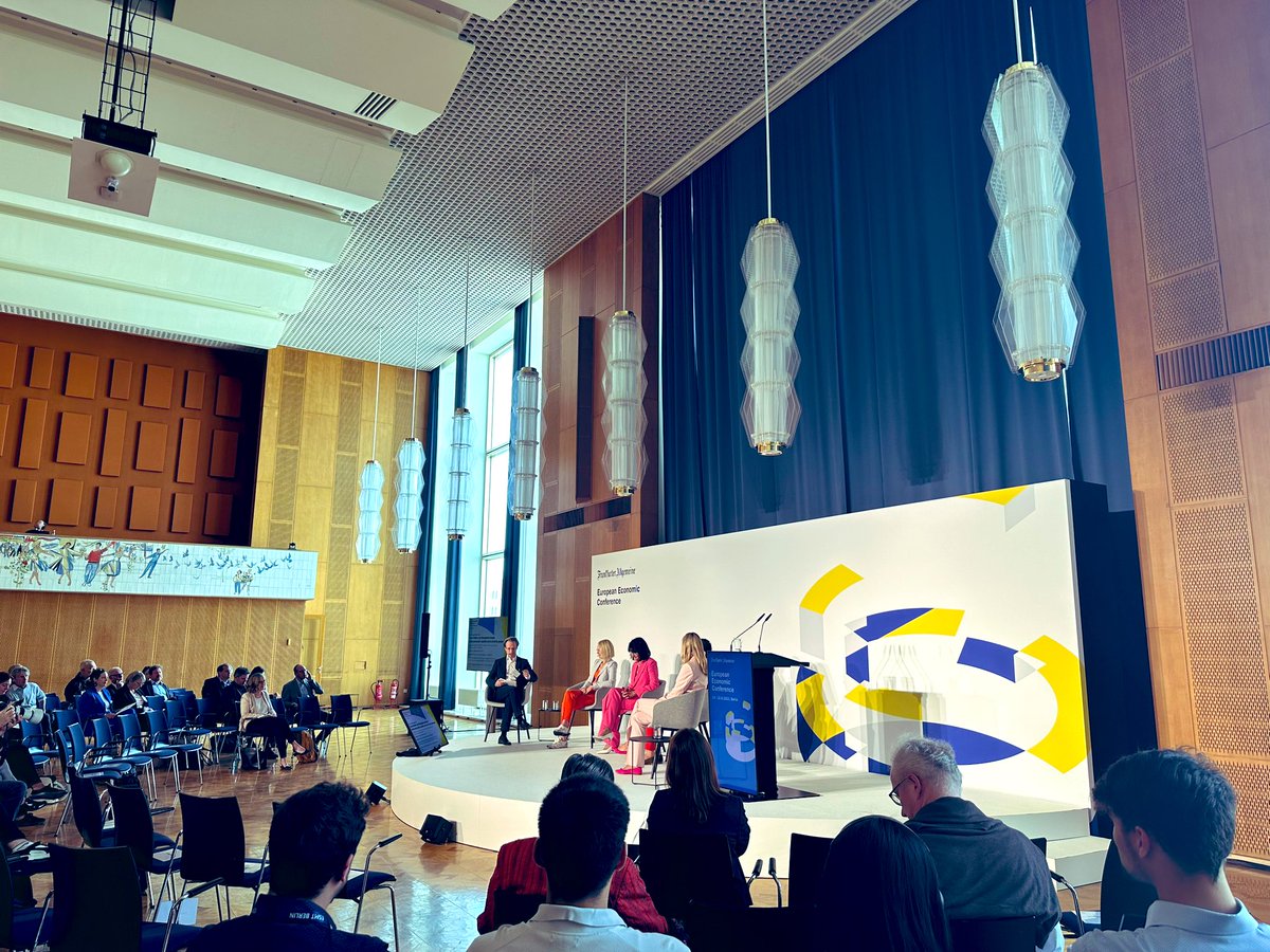 beyond the boys club - heute auf der #europeaneconomicconference. gut, dass wir nicht nur @iwileu, sonder auch das lbgt+ programm der <a href="/ESCP_bs/">ESCP Business School</a> unterstützen