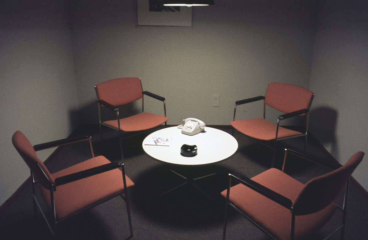 OPROEP aan alle archief- en museumcollega's! 
𝗗𝗲𝗲𝗹 𝗱𝗲 𝘀𝗮𝗮𝗶𝘀𝘁𝗲 𝗳𝗼𝘁𝗼 𝘂𝗶𝘁 𝗷𝗲 𝗰𝗼𝗹𝗹𝗲𝗰𝘁𝗶𝗲. 
Deze vonden wij bijzonder niet-spannend 😉 
Koffiekamer Gemeentelijke Sociale Dienst #Alkmaar ca. 1975. Foto: J. Elsinga. #collectievissen #saai