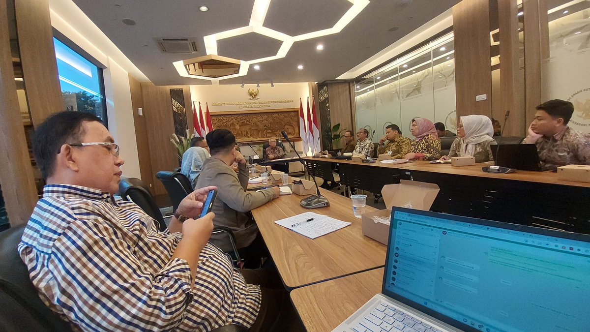 ssesarase's tweet photo. Cerdas, berprestasi, kaya, tapi sudah ga muda lagi. Bapak2 kewl. 😚 https://t.co/qraa9jZpqQ