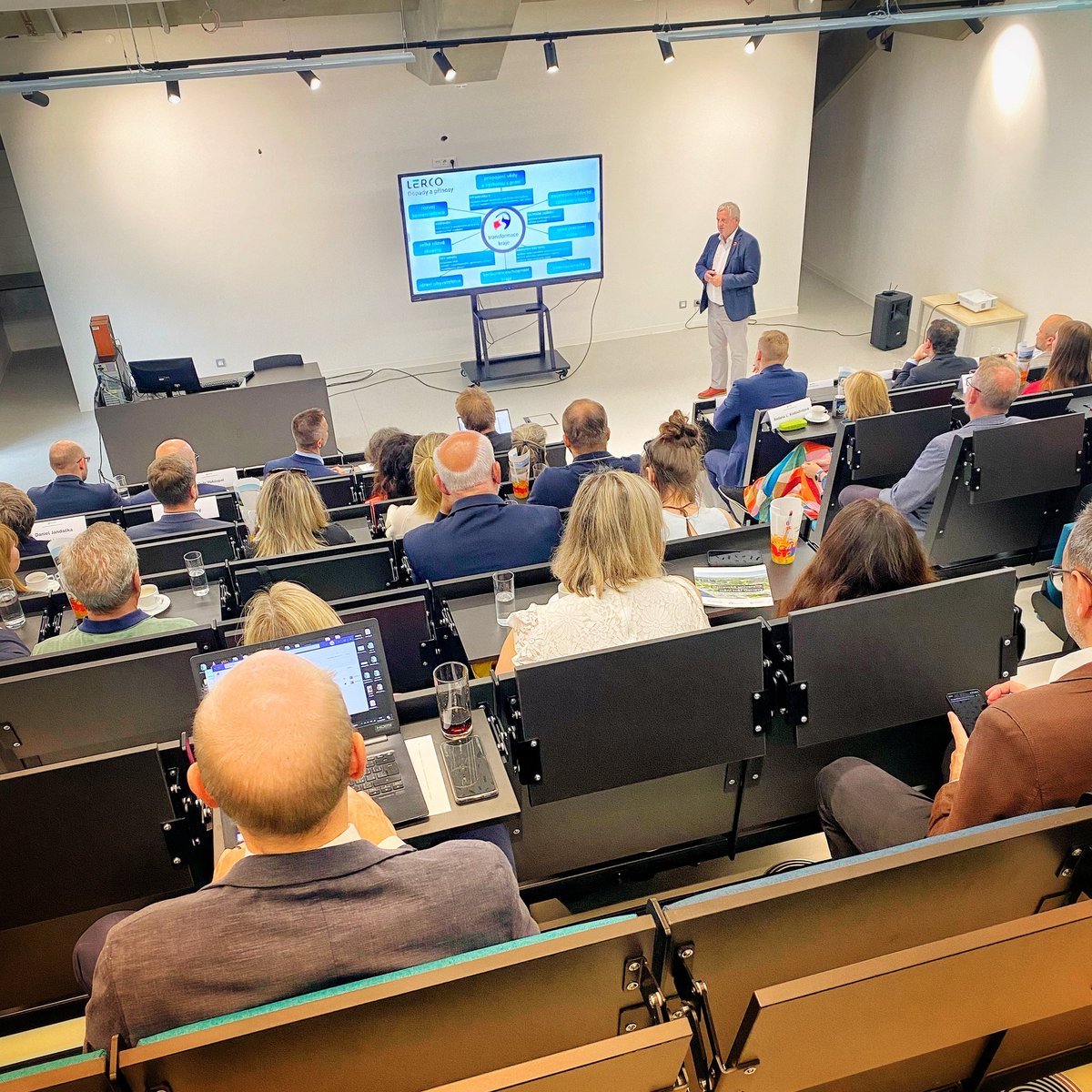 Ostravska_Uni's tweet photo. Vedení Ostravské univerzity v čele s @rektorOstravske právě teď hostí delegaci Evropské komise a monitorovacího výboru Operačního programu Spravedlivá transformace. Prof. Roman Hájek představuje jeden ze strategických projektů OU a @Ostrava_cz v oblasti vědy a výzkumu: #LERCO. https://t.co/QS1M0onuhk