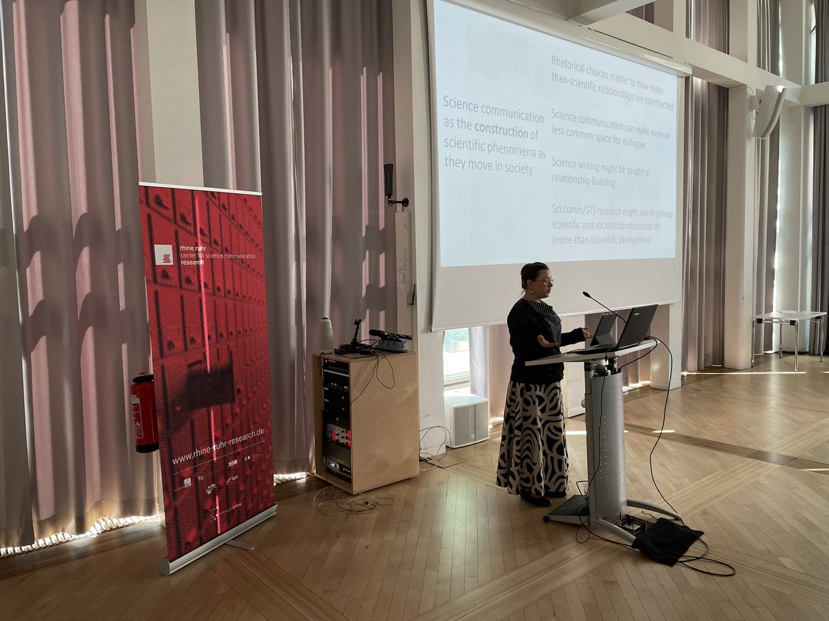 RRC_wisskomm's tweet photo. What has wine growing got to do with relational science writing? @ErikaSzymanski kicking off our second conference day „from terrain to brain“. #wheretoland https://t.co/yIER4Fwhi2