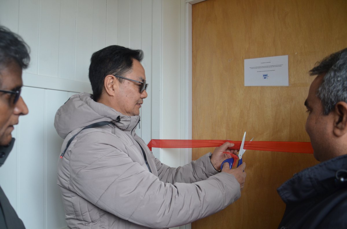 Hon'ble Union Minister of Earth Sciences, Shri. Kiren Rijiju visited the Gruvebadet lab-Indian Atmospheric Observatory during his visit to Ny-Ålesund, Svalbard. NCPOR officials welcomed the Hon'ble Minister & gave an overview of India's endeavors in #Arctic atmospheric studies.