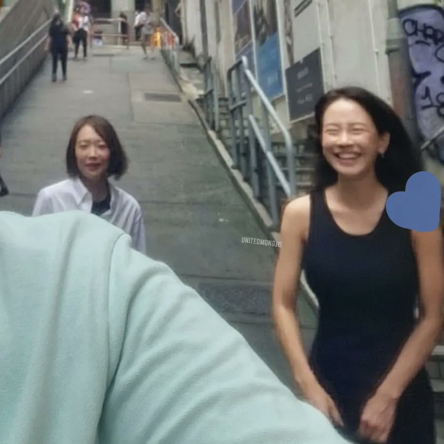 unitedmongjis_'s tweet photo. Song Jihyo on the streets of Hongkong 🇭🇰

Pretty and stunning as always, she looks so happy🥺💝

 #SongJiHyo #송지효 #宋智孝  #ソンジヒョ #jihyoxglutanex #SongJihyoinHongkong https://t.co/I8TYEOKQ1r