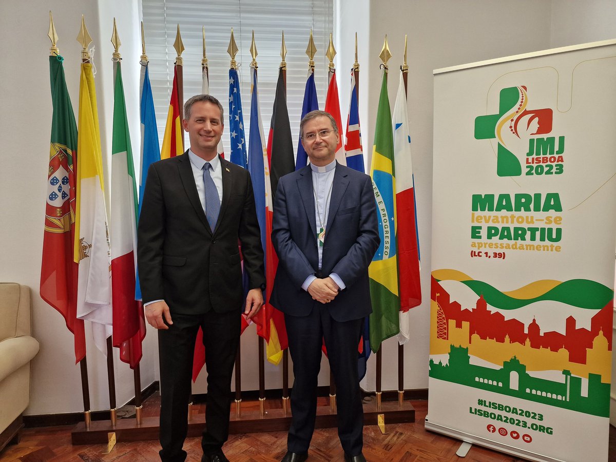 ShapiraDor's tweet photo. Na primeira semana de agosto, #Lisboa vai acolher a Jornada Mundial da Juventude. Este é um dos maiores eventos do mundo #cristão, e pessoas de todo o mundo vão participar (incluindo de 🇮🇱).
Ontem, visitei a sede da organização para aprender sobre os preparativos e para reforçar o compromisso de Israel com o respeito, a liberdade e o diálogo inter-religioso.
Gostaria de agradecer ao D. Américo Aguiar, à Embaixadora Ana Martinho e a toda a equipa, por me receberem e mostrarem o grande trabalho que estão a promover e que contará com a presença do Papa Francisco.
(Também falamos sobre a surpresa que estamos a planear ter durante essa semana, mas ainda não podemos falar sobre isso....)