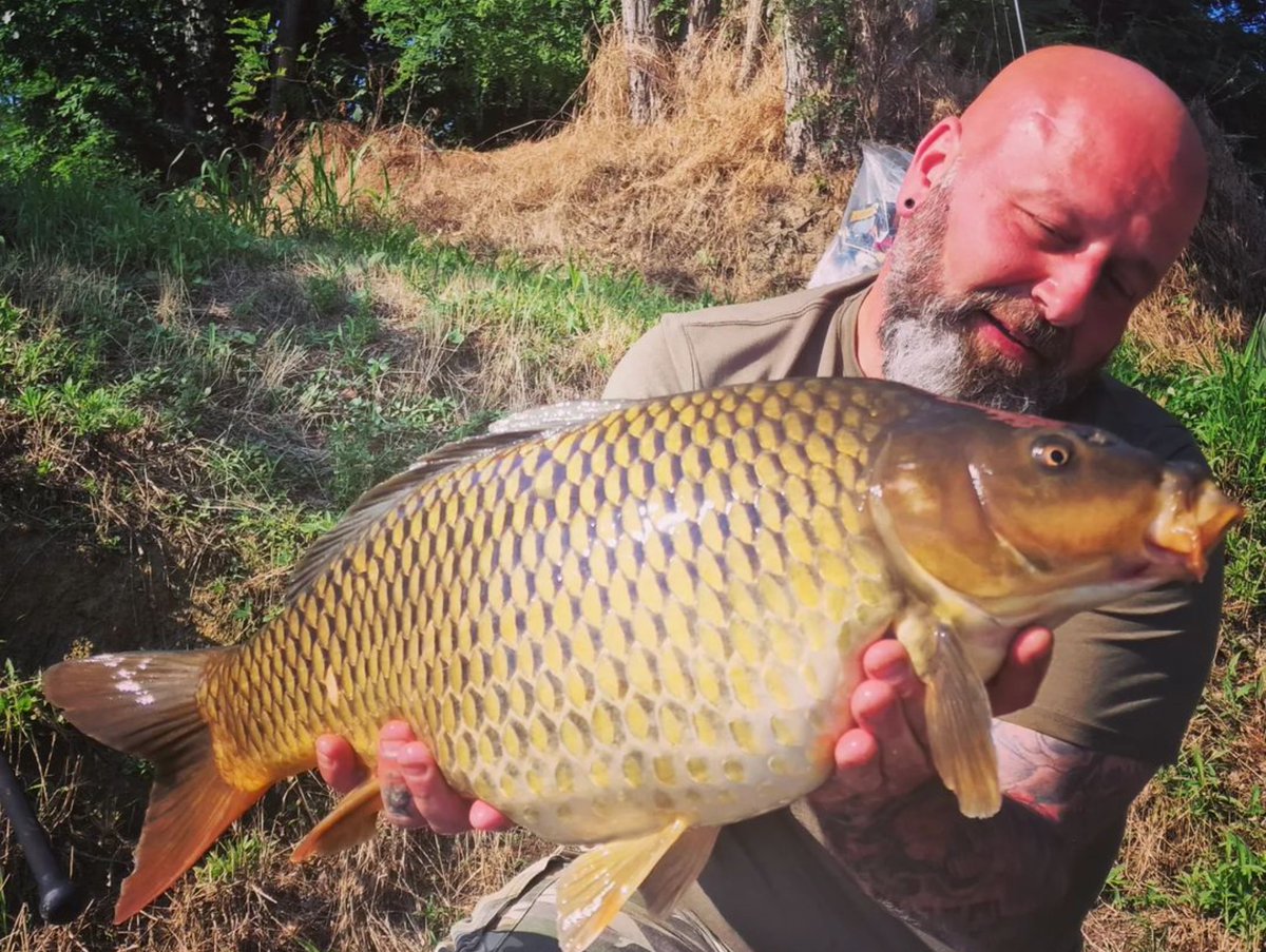 🔥 48 hours of rain wasn't going to dampen the spirits of @carp_angler_cam_! Patience paid off, and when the sun came out the fish came out to play !

#GetArmoured 💀 #Outdoors #Lake #Fish #Carp #Fishing #CarpFishing #FishingLife #Karpfen #CarpFishingUK
