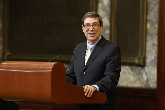 In occasione del II Seminario Internazionale sulle implicazioni legali della Legge Helms-Burton, <a href="/BrunoRguezP/">Bruno Rodríguez P</a> ha descritto questo meccanismo come una flagrante violazione delle norme e dei principi del diritto internazionale e ha condannato la sua natura extraterritoriale.

#Cuba