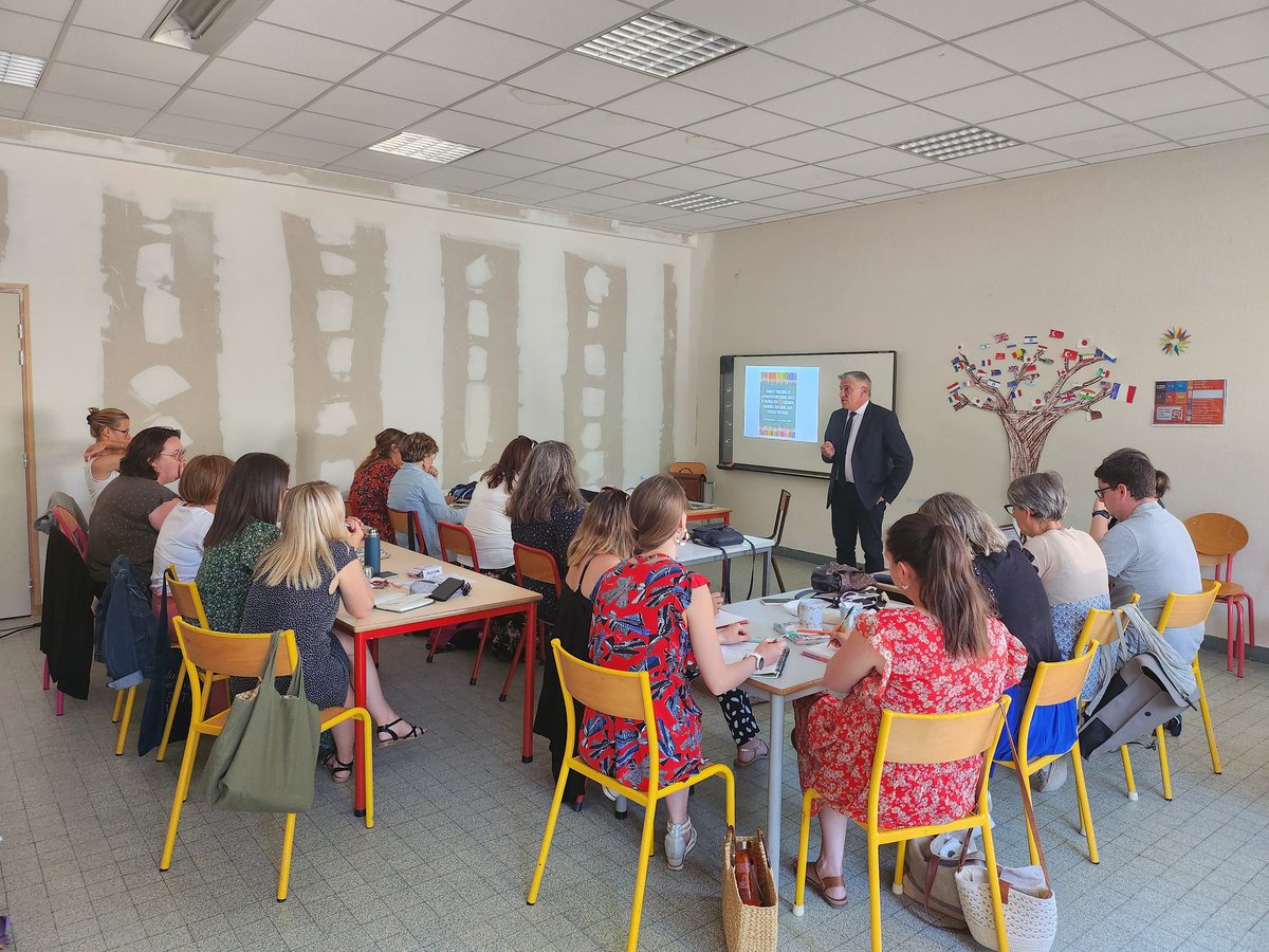 Temps de réflexion autour  #enseignementexplicite @EcoleCentre  #ecolefrancoquebecoise préparation d'une stratégie  d'harmonisation des pratiques pour la future année. Renforcement du réseau des écoles franco québécoises @AcAmiens @csmbourgeoys @FabienPle @BCourleux