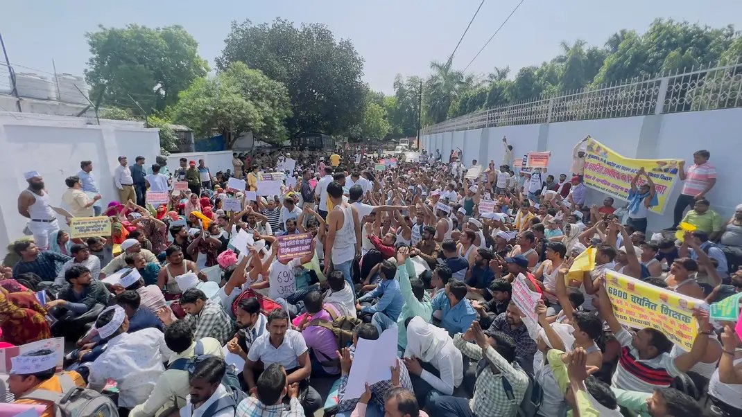 उ•प्र•बेसिक विभाग हाईकोर्ट, राष्ट्रीय पिछडा बर्ग आयोग,मुख्यमंत्री जी से अपने आपको बडा मानता है,तीनों के आदेश के बावजूद 69k शिक्षक भर्ती की मेरिट रद्द होने के बाद भी आज तीन माह बितने के बाद भी एक शुद्व कटाफ तय नहीं कर सका,धन्य हो योगी जी के योग्य अधिकारी 
<a href="/myogiadityanath/">Yogi Adityanath</a> #6800