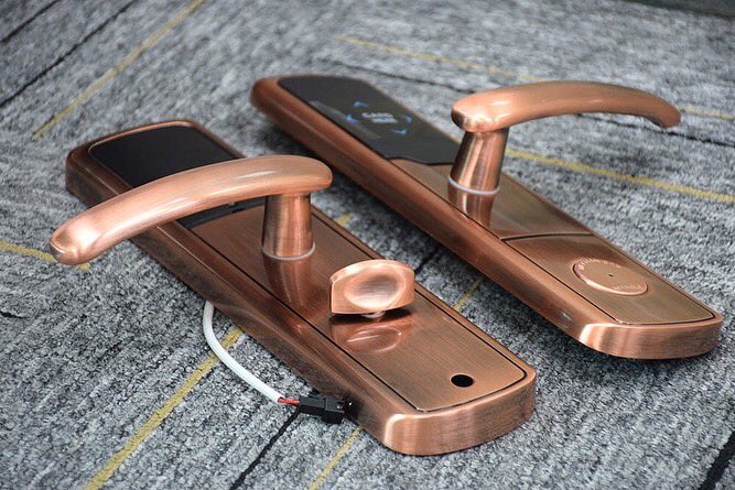 Red bronze hotel door lock 
Zinc alloy 
with free lock management software 
Mifare encoder to issue cards 
#hoteldoorlock #digitaldoorlock #smartlock #smartlocksystem #doorlock #hotellocksystem #digitallock #doorlocksystem #hospitality #electroniclock #elock #electroniclocksystem
