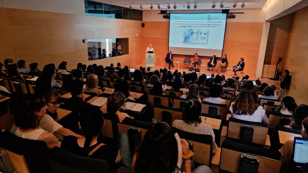 htrueta's tweet image. La medicina personalitzada està canviant l’assistència? Els ponents de la 1a taula #genòmicagirona ens plantegen la necessitat d&apos;un canvi de paradigma per passar de la medicina convencional a la #medicinapersonalitzada, #predictiva, #preventiva i #participativa 👬👩🏻‍🤝‍👨🏿👩🏻‍🤝‍👩🏼👨🏼‍🤝‍👨🏽👩🏼‍🤝‍👨🏾👭🏽