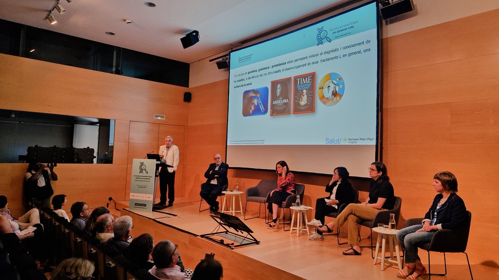 htrueta's tweet image. La medicina personalitzada està canviant l’assistència? Els ponents de la 1a taula #genòmicagirona ens plantegen la necessitat d&apos;un canvi de paradigma per passar de la medicina convencional a la #medicinapersonalitzada, #predictiva, #preventiva i #participativa 👬👩🏻‍🤝‍👨🏿👩🏻‍🤝‍👩🏼👨🏼‍🤝‍👨🏽👩🏼‍🤝‍👨🏾👭🏽