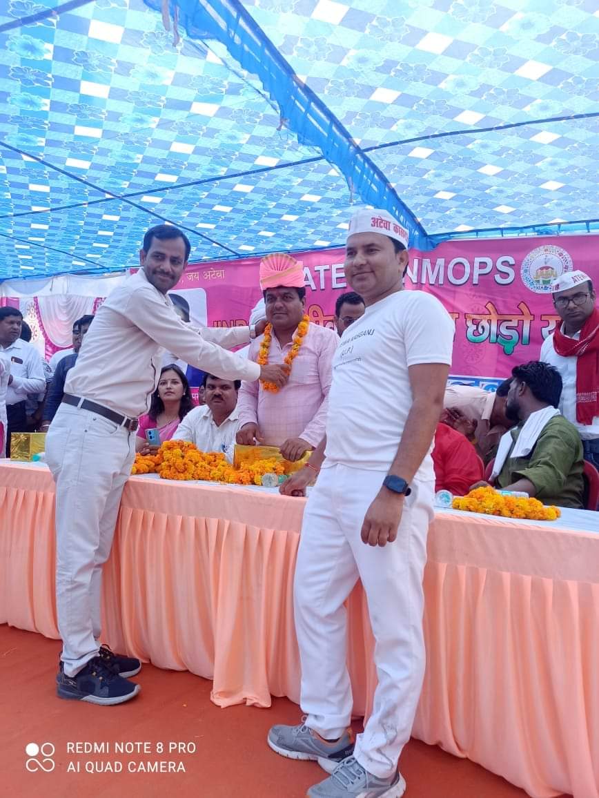 ImRakeshKumar07's tweet photo. #पेंशनरथयात्रा के हाथरस पहुँचने पर बंधु जी का अभिनंदन 💐🙏 एवं रथयात्रा में साथियों के साथ कदमताल 🙏
#NPS_निजीकरण_भारत_छोड़ो_यात्रा
#पुरानी_पेंशन_बहा_करो
@NmopsInd @atewaup @vijaykbandhu https://t.co/dFBbYhZAue