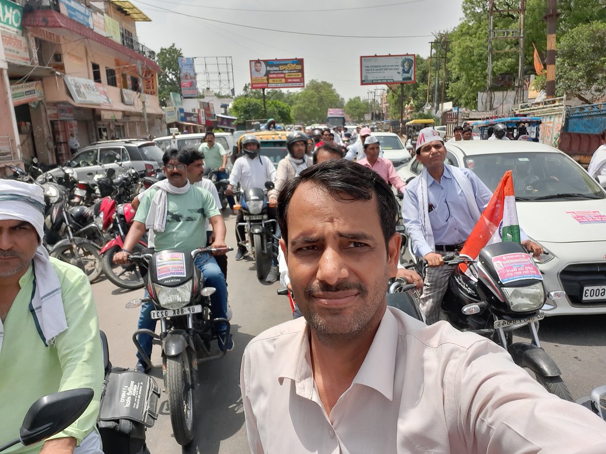 #पेंशनरथयात्रा के हाथरस पहुँचने पर बंधु जी का अभिनंदन 💐🙏 एवं रथयात्रा में साथियों के साथ कदमताल 🙏
#NPS_निजीकरण_भारत_छोड़ो_यात्रा
#पुरानी_पेंशन_बहा_करो
<a href="/NmopsInd/">NMOPS - National Movement For Old Pension Scheme</a> <a href="/atewaup/">ATEWA UP</a> <a href="/vijaykbandhu/">Vijay Kumar Bandhu</a>