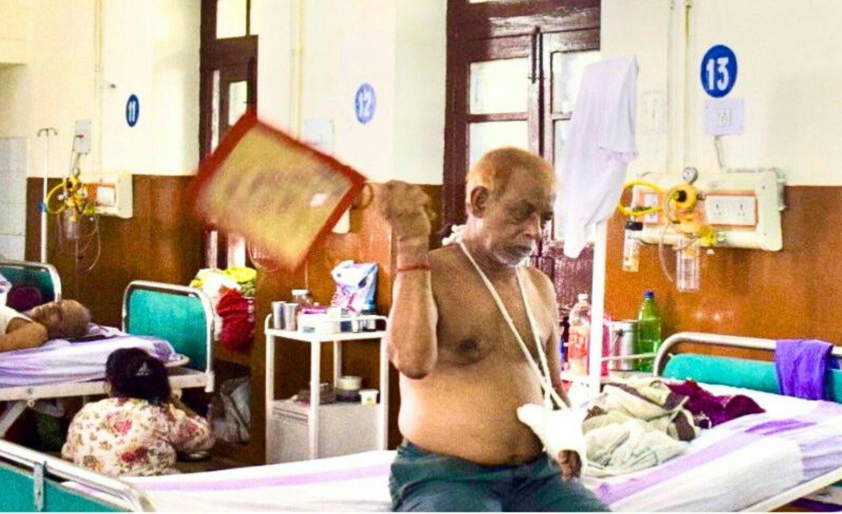 CinemanamaNews's tweet photo. #Gorakhpur का प्रतिनिधित्व स्वयं @myogiadityanath करते है। जिला अस्पताल में ज़्यादातर मरीज हीट स्ट्रोक के। गर्मी से बेहाल किसी को हाथ के पंखे का सहारा तो कोई घर से लाए फैन पर निर्भर। कुछ नहीं तो खिड़की में चादर भिगा कर बांध दिया, अस्पताल का दावा वार्ड में हैं कूलर https://t.co/ZQoRh024me