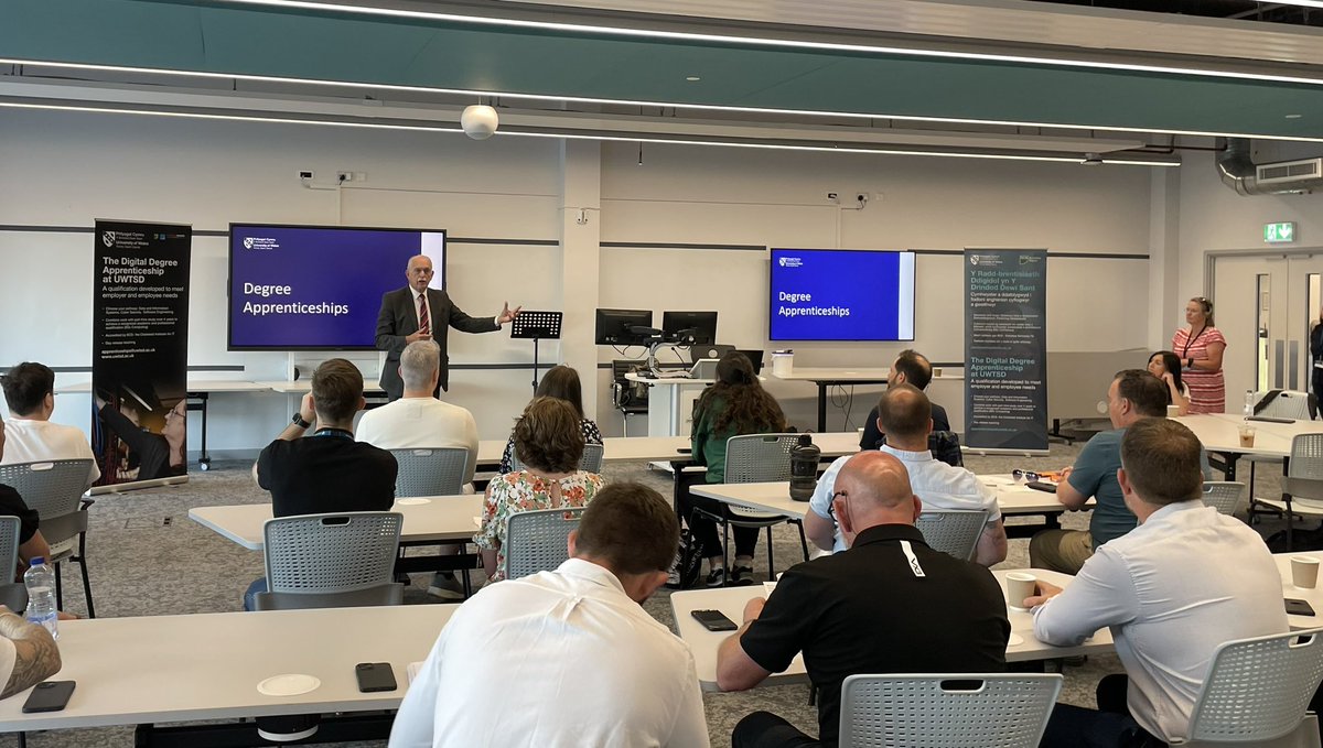 Barry Liles, OBE, Pro Vice-Chancellor for Skills &amp; Lifelong Learning welcoming businesses to our IQ building this morning to learn more about our #degreeapprenticeship programme.

#industrycollaboration 

➡️ tinyurl.com/mvft3seh