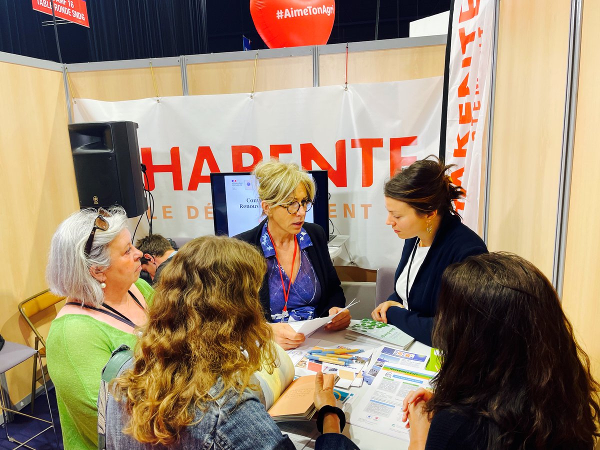 SalonAchatP's tweet photo. En direct, l’annonce de la future contractualisation #ADEME et #département de la #CHARENTE 🤝en présence de Madame la sénatrice Nicole Bonnefoy.  #salonsesmaires #angouleme https://t.co/S2JngSfDTh