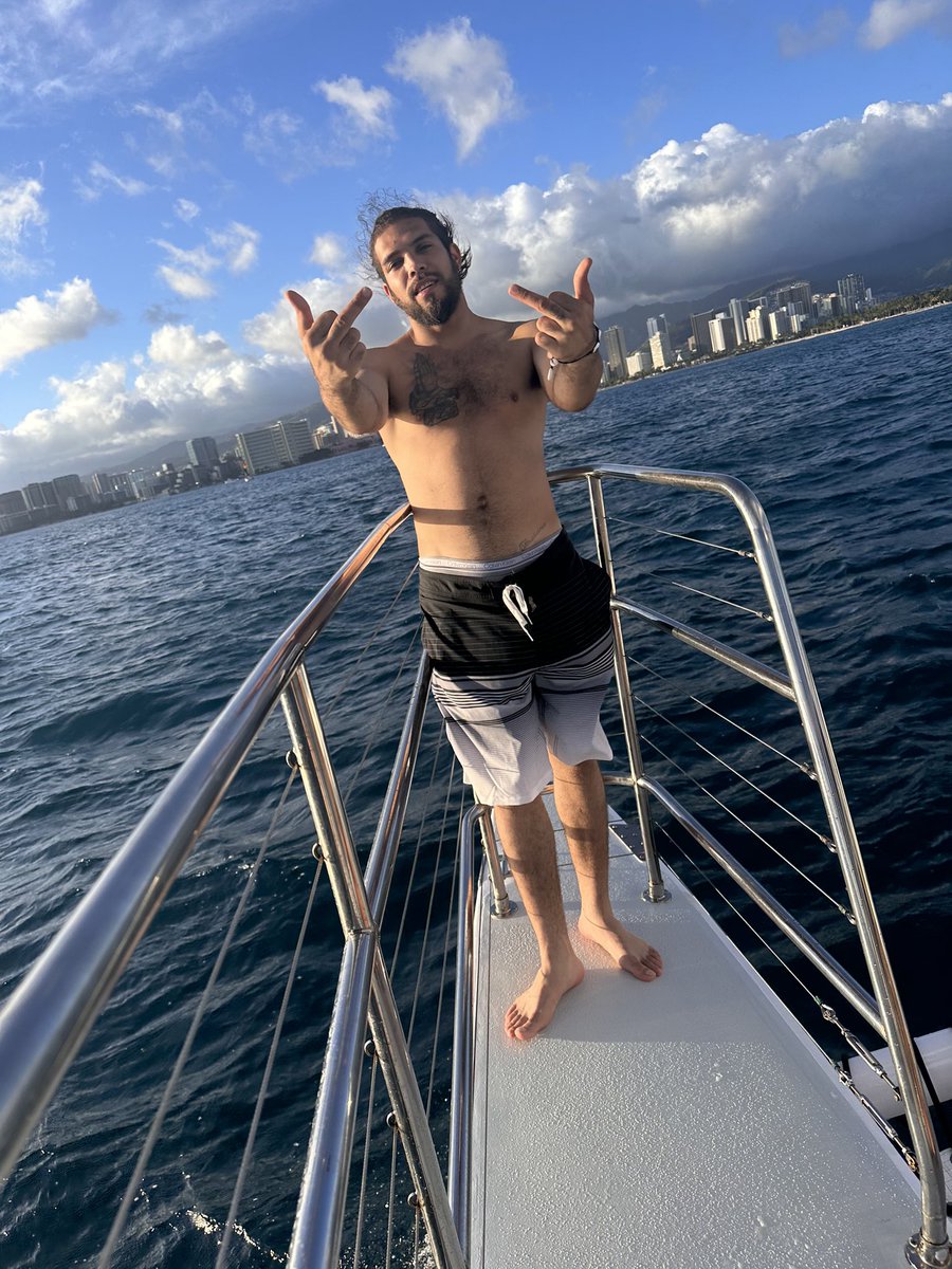 YungVaee's tweet photo. Hawaii 🛩️ https://t.co/i6zqxs1rK1