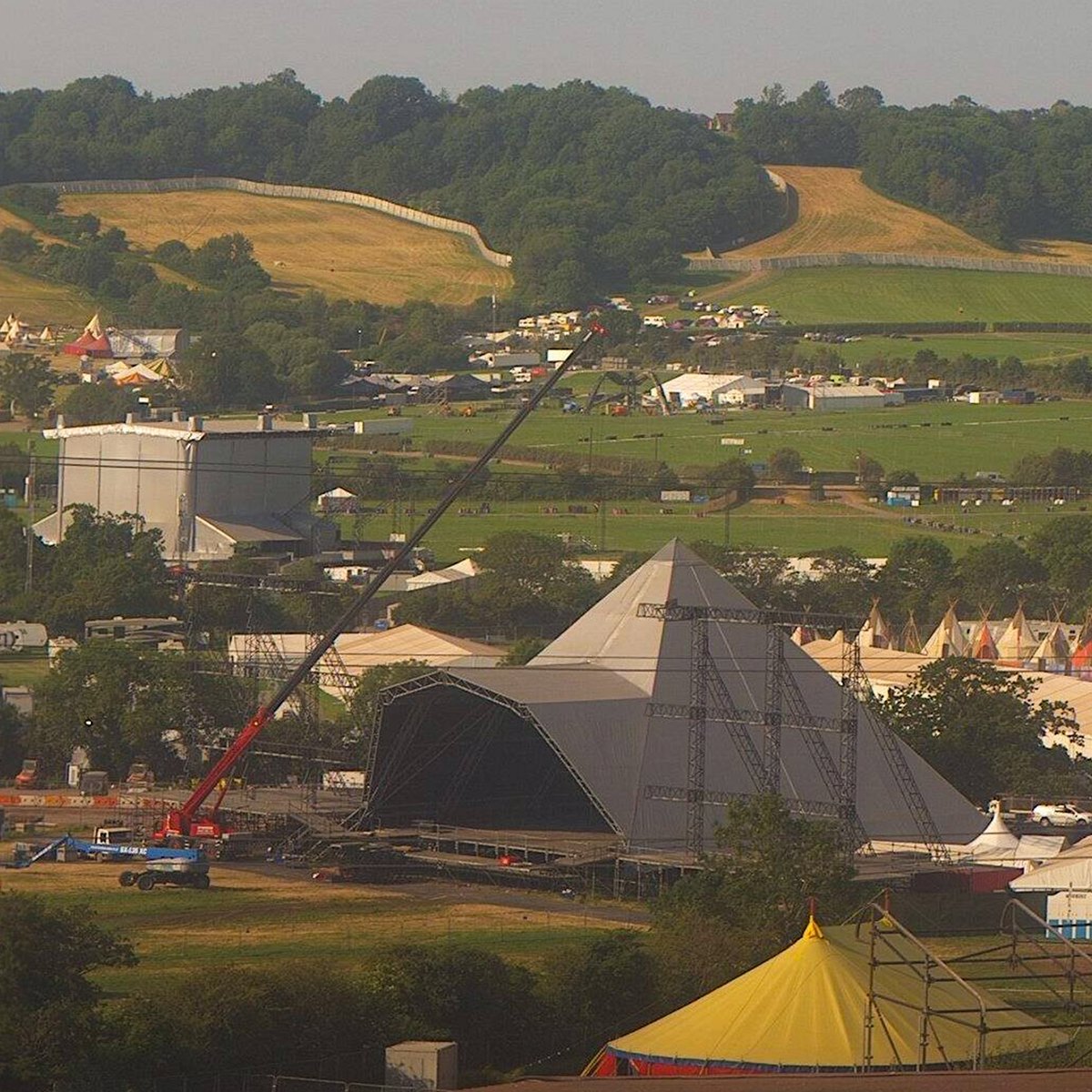 GlastoFestFeed's tweet image. Oh yes, the crance is positioned perfectly in the right place... 🤗🏗✨

#Glastonbury2023 #BuildProgress