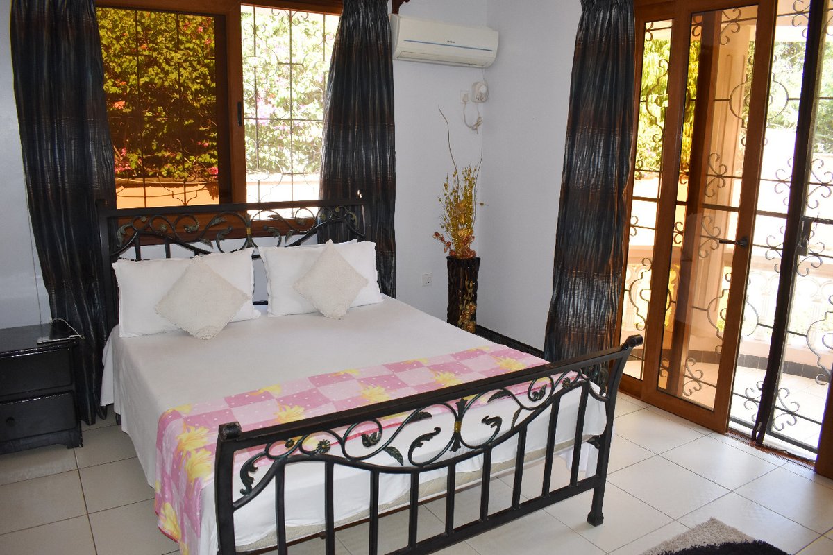 Myspace_Kenya's tweet photo. 4 Bedroom bungalow is up For Sale within a private and quiet neighbourhood in #Kizingo, Mombasa Featuring Spacious indoor and outdoor spaces, detached SQ, Fully-fitted kitchen, Custom cabinetry, Balconies, Kids Play Area, Borehole and Ample parking space
Call:
0722 442 077 https://t.co/gaUODSZ7en